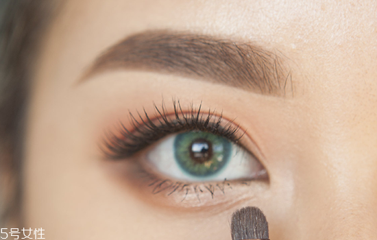 如何化妝使眼睛變大？落日線放大雙眼