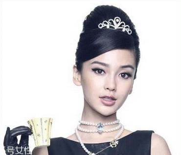 奧黛麗赫本妝容怎么畫教程 時代經(jīng)典復(fù)古妝容 奧黛麗赫本妝容怎么畫教程 時代經(jīng)典復(fù)古妝容