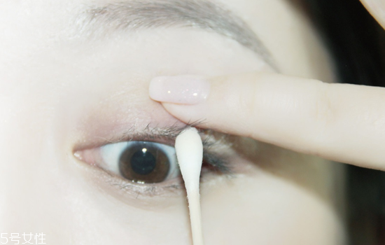 奧黛麗赫本妝容怎么畫教程 時代經(jīng)典復(fù)古妝容 奧黛麗赫本妝容怎么畫教程 時代經(jīng)典復(fù)古妝容