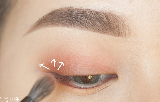 如何化妝使眼睛變大？落日線放大雙眼