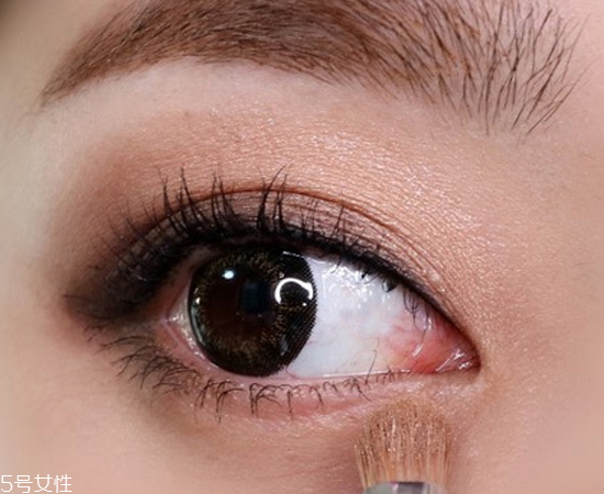 大地色眼影是什么顏色？上班族大眼妝教程