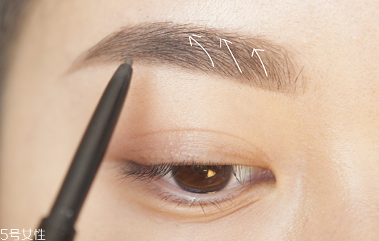 如何化妝使眼睛變大？落日線放大雙眼