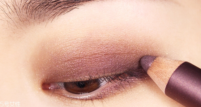 西柚色眼影怎么畫？教你畫高冷女神妝容