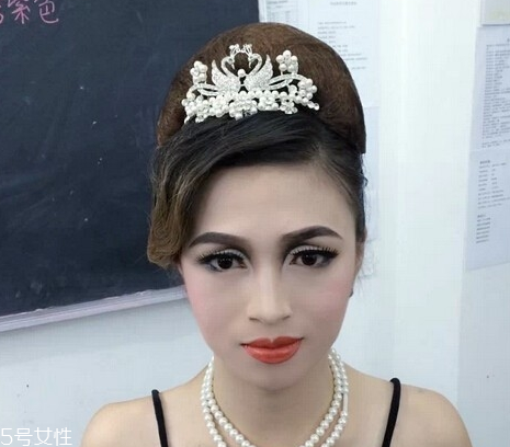 奧黛麗赫本妝容怎么畫教程 時代經(jīng)典復(fù)古妝容 奧黛麗赫本妝容怎么畫教程 時代經(jīng)典復(fù)古妝容