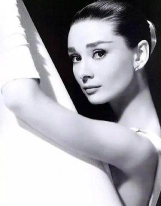 奧黛麗赫本妝容怎么畫教程 時代經(jīng)典復(fù)古妝容 奧黛麗赫本妝容怎么畫教程 時代經(jīng)典復(fù)古妝容