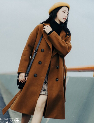 純色呢大衣怎么搭配？這樣搭美到?jīng)]朋友