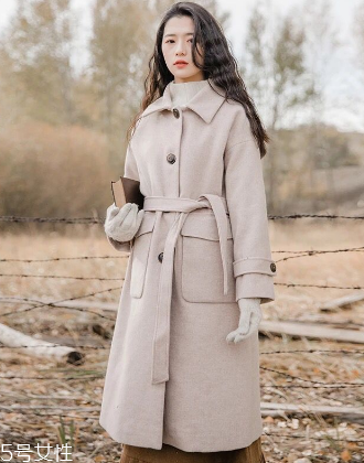 純色呢大衣怎么搭配？這樣搭美到?jīng)]朋友