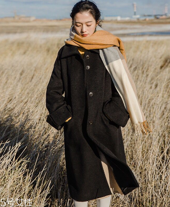 純色呢大衣怎么搭配？這樣搭美到?jīng)]朋友