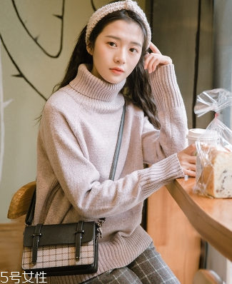 冬天內(nèi)搭怎么穿？一件毛衣搞定冬天內(nèi)搭難題