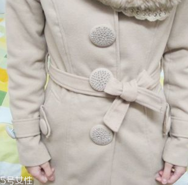 大衣上的蝴蝶結(jié)怎么打？簡單幾步輕松搞定