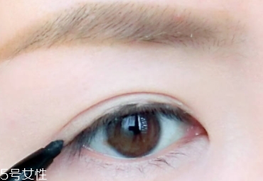 眼線膠筆怎么用？圖解眼線膠筆的畫法