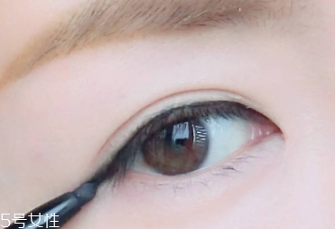 眼線膠筆怎么用？圖解眼線膠筆的畫法