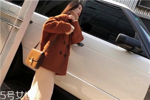 大衣粘毛是料子不好嗎？原來(lái)是這個(gè)原因