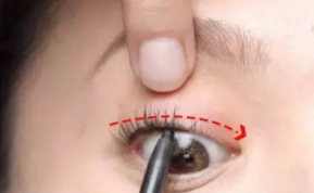 眼線膠筆怎么畫內(nèi)眼線？內(nèi)眼線四部曲圖解