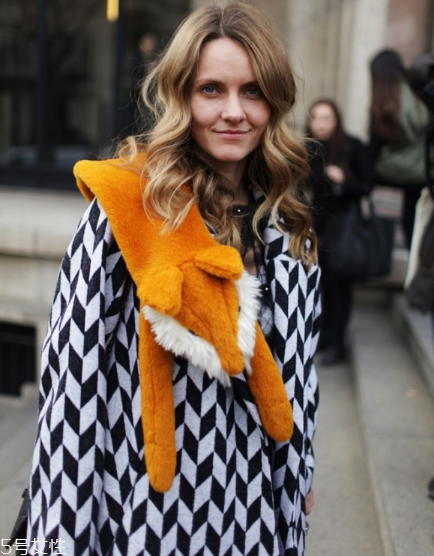 皮草披肩怎么搭配？分分鐘撩倒男神