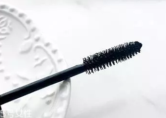 睫毛膏如何避免結(jié)塊？不要z形涂抹