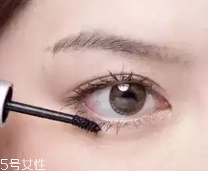 睫毛膏如何避免結(jié)塊？不要z形涂抹