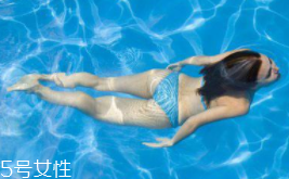 游泳時(shí)為什么尿意更重？心理生理雙重原因