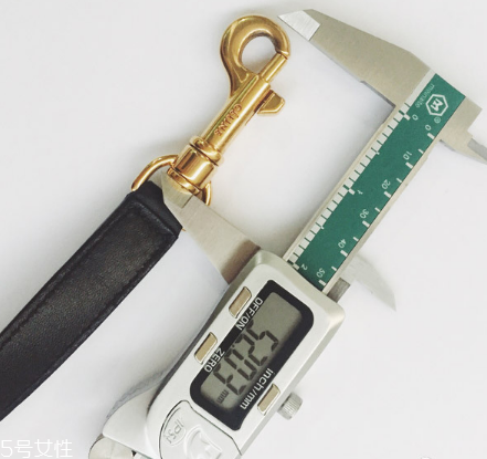 celine鯰魚包真假對比 教你認(rèn)清鯰魚包真假