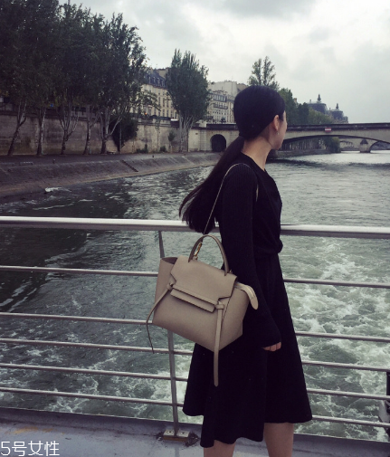 celine鯰魚包真假對比 教你認(rèn)清鯰魚包真假