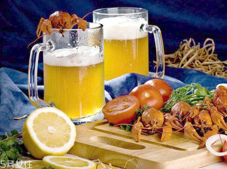 喝啤酒會豐胸嗎？不建議喝啤酒來豐胸