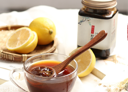 冰糖燉檸檬要燉多久 8到10小時為宜 冰糖燉檸檬要燉多久 8到10小時為宜