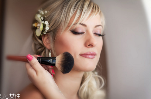 開眼角后吃什么好？開眼角后三個(gè)月可以化妝