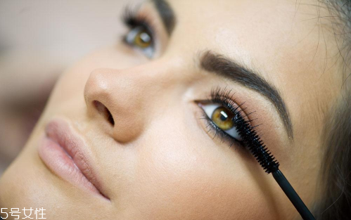 戴假睫毛可以不刷睫毛膏嗎？長期佩戴假睫毛的危害