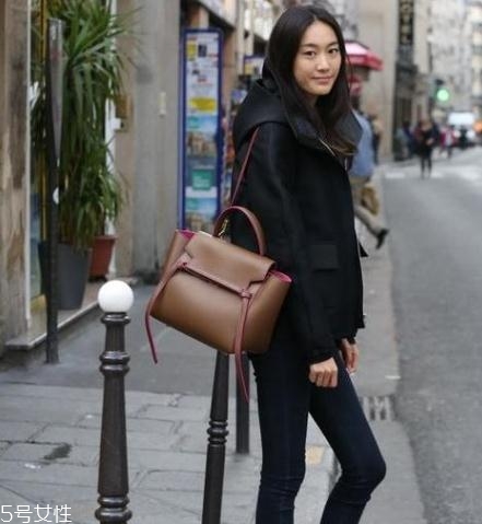 celine鯰魚包怎么打開？個(gè)大量輕難怪超模都愛它