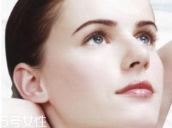 粉底液為什么溶妝？出油稀釋妝容