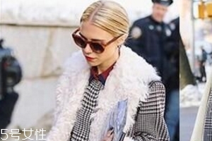 怎么挑選格子大衣？穿對了氣質(zhì)女就是你