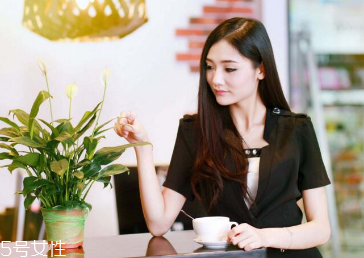 怎么選擇適合自己的襯衫？穿對了顯年輕