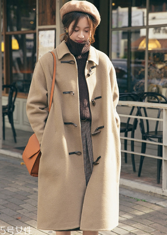 牛角扣大衣配什么褲子？教你穿出最美學(xué)院風(fēng)