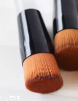 粉底液刷怎么挑選？不用買大牌貨