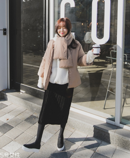 卡其色棉服怎么搭配？盡顯冬日氣質(zhì)范兒