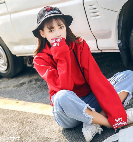紅色衛(wèi)衣配什么褲子？休閑時(shí)尚兩不誤