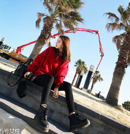 紅色衛(wèi)衣配什么褲子？休閑時(shí)尚兩不誤