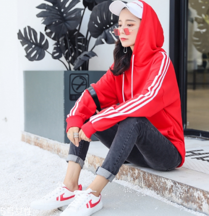紅色衛(wèi)衣配什么褲子？休閑時(shí)尚兩不誤