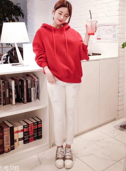 紅色衛(wèi)衣配什么褲子？休閑時(shí)尚兩不誤