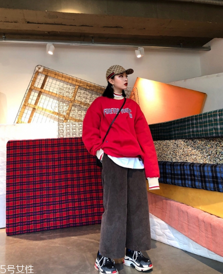 紅色衛(wèi)衣配什么褲子？休閑時(shí)尚兩不誤