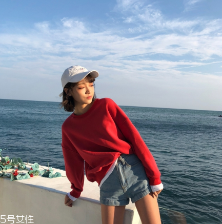 紅色衛(wèi)衣配什么褲子？休閑時(shí)尚兩不誤