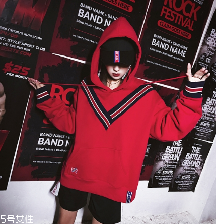 紅色衛(wèi)衣配什么褲子？休閑時(shí)尚兩不誤