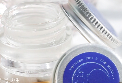 眼部凝膠和眼霜哪個好？眼部凝膠和眼霜不僅是質(zhì)地區(qū)別