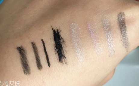 眼唇卸妝液和卸妝油哪個(gè)好？使用的區(qū)域不同