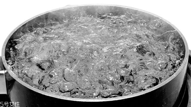 燒開的水冷了還能燒嗎 反復燒水危害大