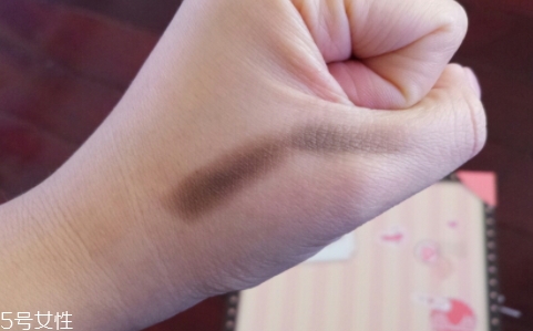 眉粉可以當(dāng)眼影用嗎？教你用眉粉畫(huà)眼影