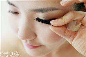 種睫毛好還是嫁接的好？睫毛變長(zhǎng)的方法