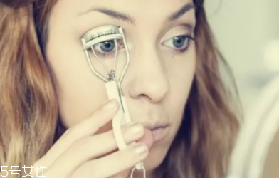 夾睫毛為什么要高抬手？睫毛不會(huì)塌掉