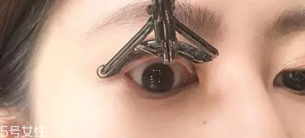 夾睫毛為什么要高抬手？睫毛不會(huì)塌掉