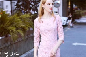 小香風(fēng)連衣裙怎么搭配？給你滿滿的女人味